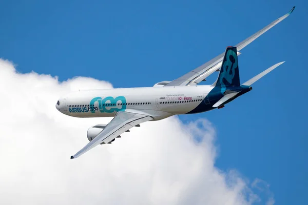 Airbus A330neo airliner plane — Stock Photo, Image