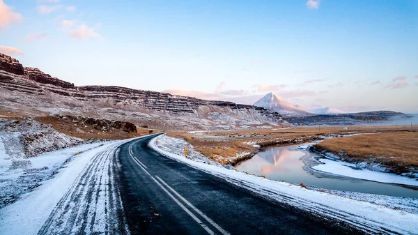 Widok na scenerię z obwodnicy wokół Islandii zimą. — Zdjęcie stockowe