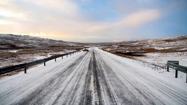 Vista de una carretera de circunvalación congelada en Islandia durante el invierno —  Fotos de Stock