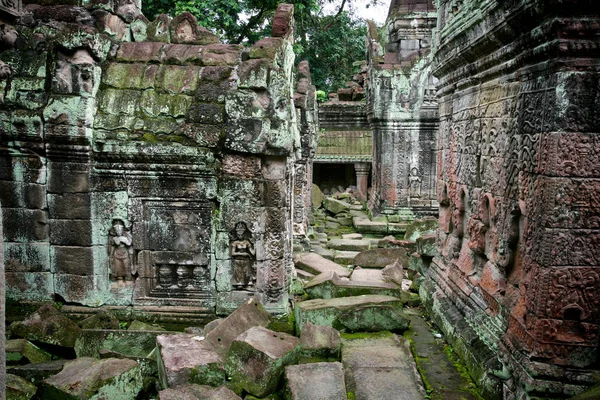 Ruinas de un templo en la selva cerca de Angkor Wat, Siem Reap, Camb — Foto de Stock