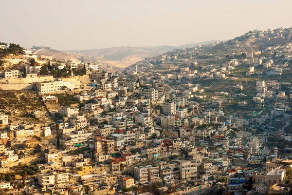 Widok ze starych murów miejskich i domów Jersalem na wzgórzu — Zdjęcie stockowe