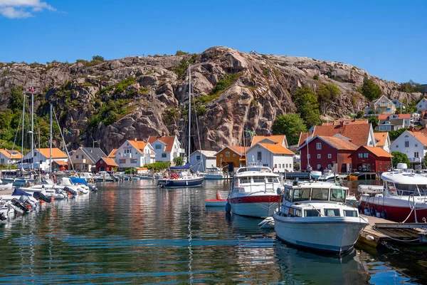 Iates na marina da aldeia sueca Fjallbacka — Fotografia de Stock