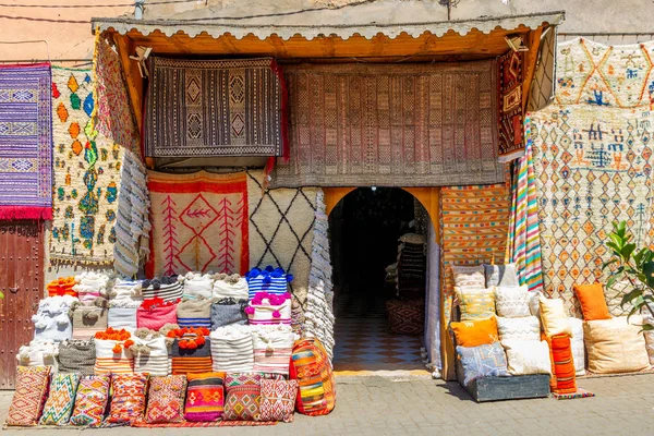 마라케시 의 시장에서 판매하는 전통 모로코 직물 — 스톡 사진