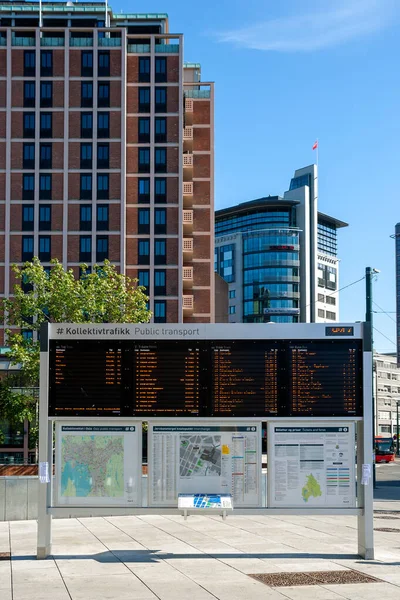Moderní elektronická informační tabule s časy veřejné dopravy — Stock fotografie