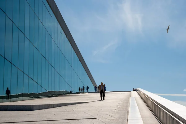 Menschen gehen auf dem oslo Opernhaus, der Heimat der norwegischen na — Stockfoto