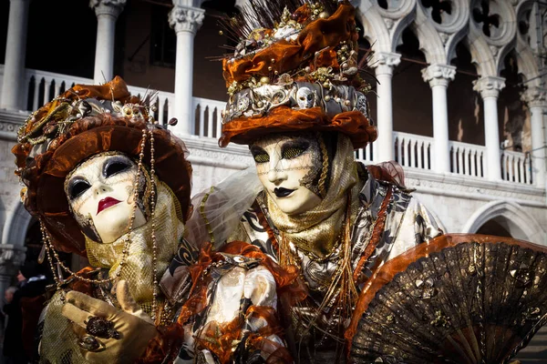 Costumed couple on the Piazza San Marco during Venice Carnival. — Stock Photo, Image