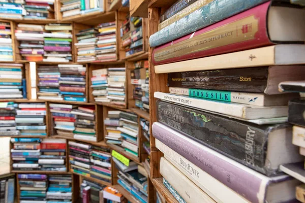 Vários livros de segunda mão para venda — Fotografia de Stock