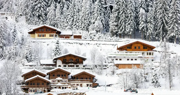 Sneeuw bedekt hotels in de buurt van een skipiste in de Europese Alpen. Flach — Stockfoto