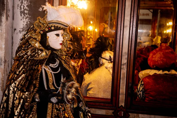 Costumed woman near the Piazza San Marco during Venice Carnival. — Stock Photo, Image