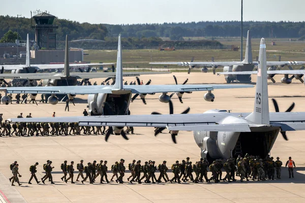 Paratroopers entering a US Air Force C-130 Hercules transport pl — Stock Photo, Image