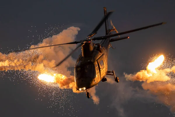 Військовий вертоліт А109 випускає спалахи. — стокове фото