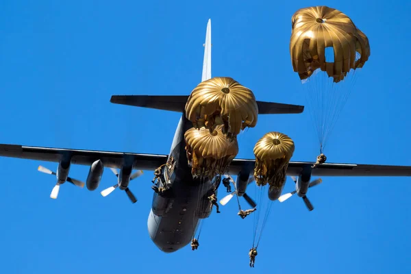Parašutisté vyskakující z vojenského transportního letadla — Stock fotografie
