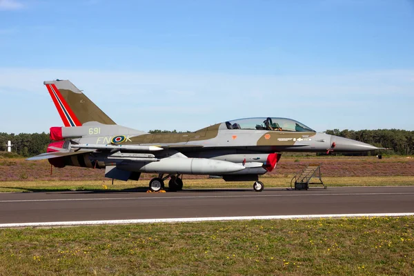 노르웨이 공군 F-16 의 색깔은 WW2 스 핏불 색이다. — 스톡 사진
