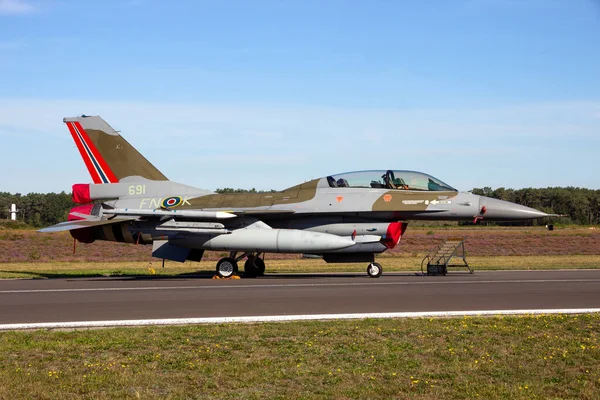 Fuerza Aérea Noruega F-16 en los colores de un Spitfire WW2 — Foto de Stock