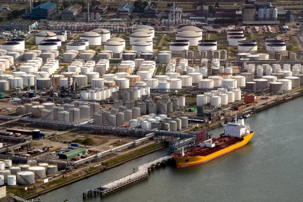 Petrol deposu terminaline demirlenmiş petrol tankerlerinin hava görüntüsü — Stok fotoğraf