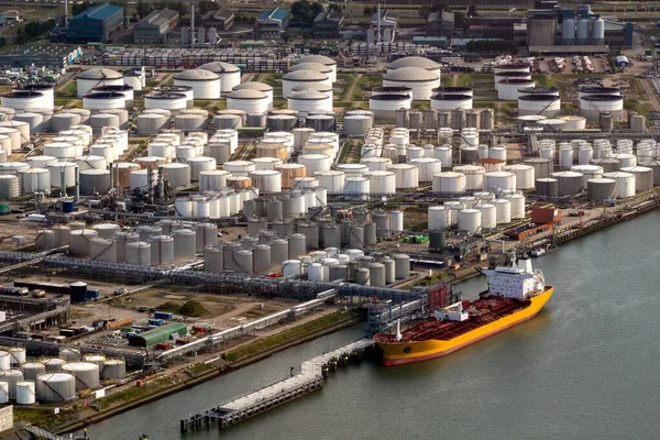 Vue aérienne de pétroliers amarrés à des terminaux de silo de stockage d'hydrocarbures — Photo