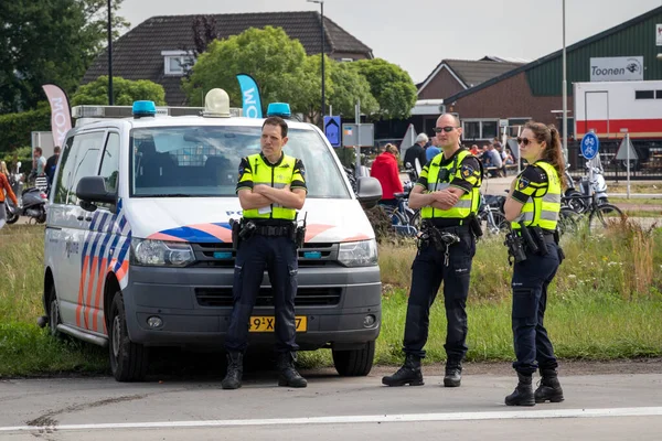 डच पोलिस पुरुष आणि स्त्री — स्टॉक फोटो, इमेज