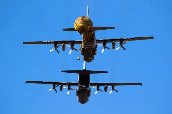 Paraquedistas saltando de um avião de transporte militar — Fotografia de Stock