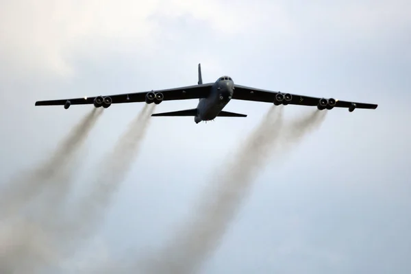 Boeing B-52 Stratofortress bomber plane flying — Stock Photo, Image