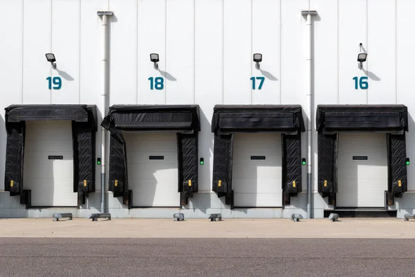 Linha de docas de carga com portas do obturador em um armazém industrial — Fotografia de Stock