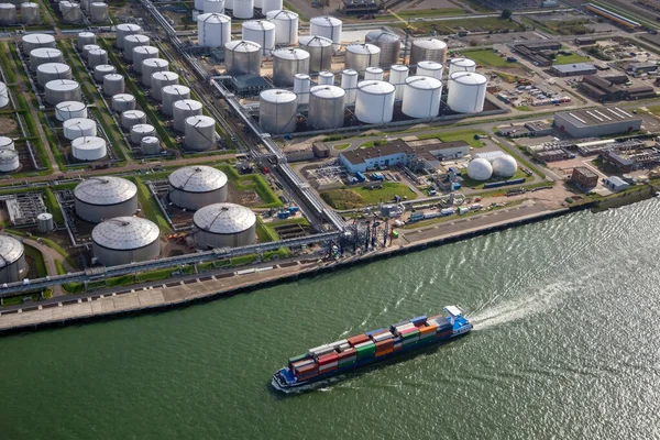 Petrol depolama silosu terminalinden geçen bir geminin havadan görüntüsü. — Stok fotoğraf