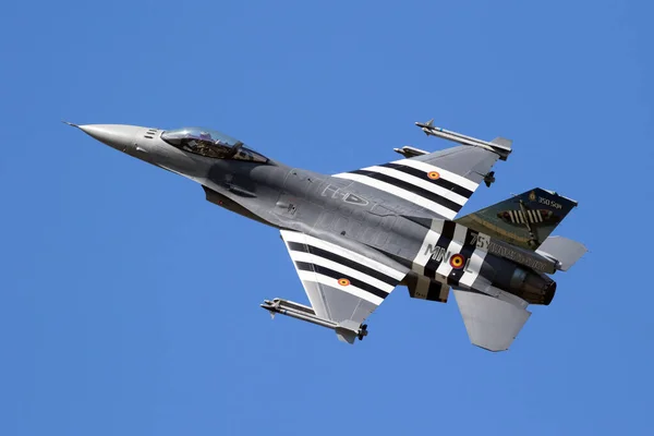 Belgian Air Force F-16 fighter jet with D-Day invasion stripes i — Stock Photo, Image