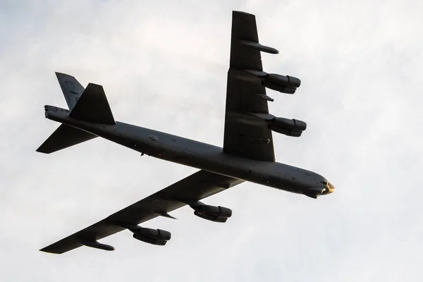 Летающий бомбардировщик Boeing B-52 Stratofortress — стоковое фото