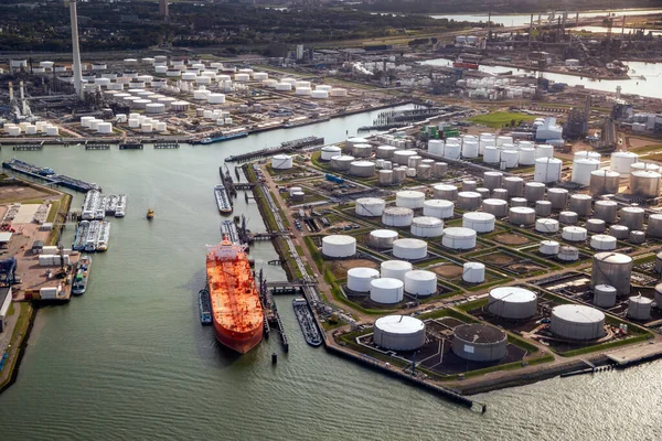 Petrol deposuna demirlenmiş büyük turuncu bir petrol tankerinin havadan görüntüsü. — Stok fotoğraf