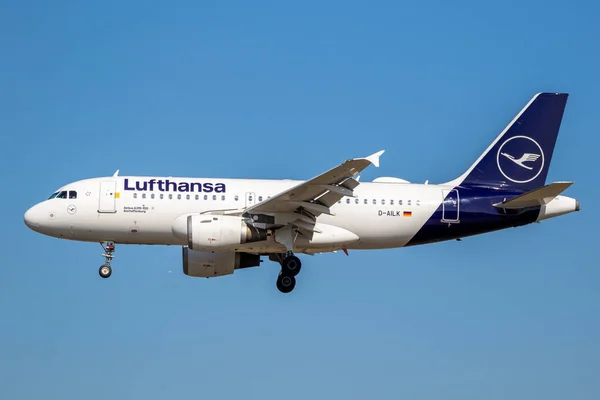 Пассажирский самолет Lufthansa Airbus A319 — стоковое фото