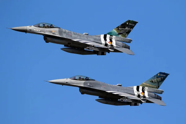 Força Aérea Belga F-16 jatos de caça com listras de invasão do Dia D — Fotografia de Stock