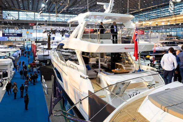 Visitors viewing the various luxury yachts showcased during the — Stock Photo, Image
