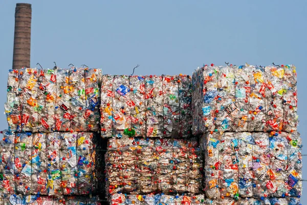 Frascos de plástico reciclado en fardos —  Fotos de Stock