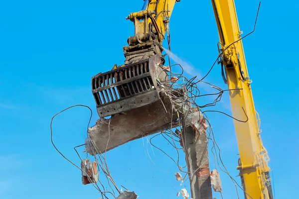 Large demolition crane claw dismantling a building. — Stock Photo, Image