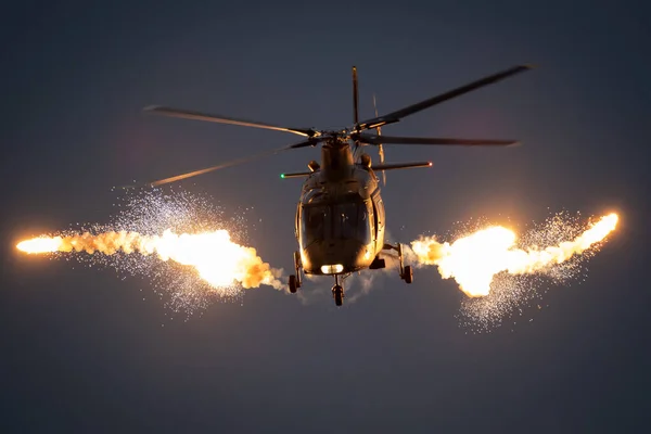 Katonai Helikopter Repülés Közben Kilövi Jelzőrakétákat Éjszaka — Stock Fotó