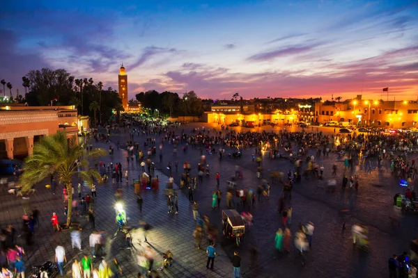 Widok Zachód Słońca Meczet Koutoubia Plac Djemaa Fna Ludźmi Marrakeszu — Zdjęcie stockowe