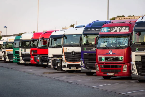 E30 Highway Allemagne Juin 2019 Rangée Divers Camions Entreprise Stationnés — Photo