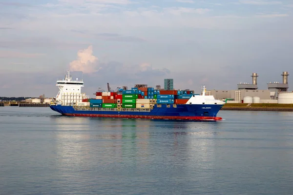 Rotterdam 2013年9月8日 ロッテルダム港を出港する貨物コンテナ船 — ストック写真