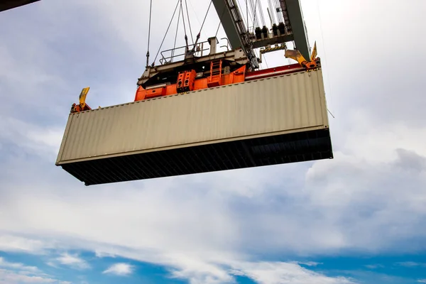 港口内的工业航站楼用龙门起重机吊起的货运集装箱 — 图库照片