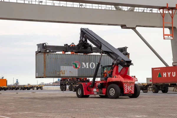 Pengawas Kontainer Bergerak Beroperasi Terminal Kontainer Pengiriman Pelabuhan Rotterdam Belanda — Stok Foto