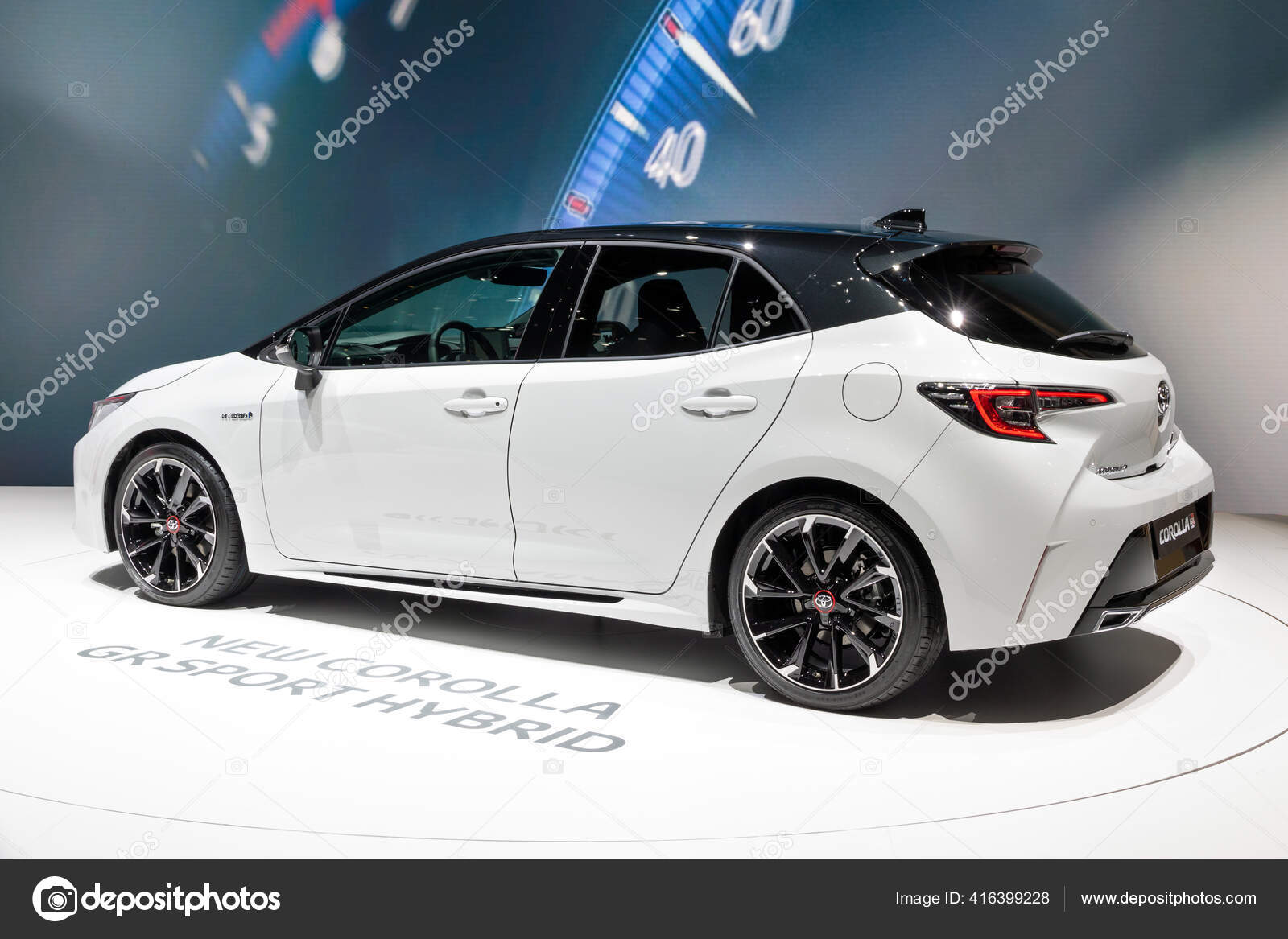 Der Neue Toyota Corolla Sport Hybrid Wurde Auf Dem Internationalen —  Redaktionelles Stockfoto © Foto-VDW #416399228