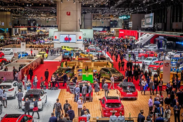 방문객들과 차량들은 제89 제네바 모터쇼의 전반적 모습을 보여준다 제네바 스위스 — 스톡 사진
