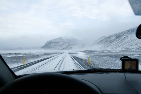冬季在冰岛开车 — 图库照片