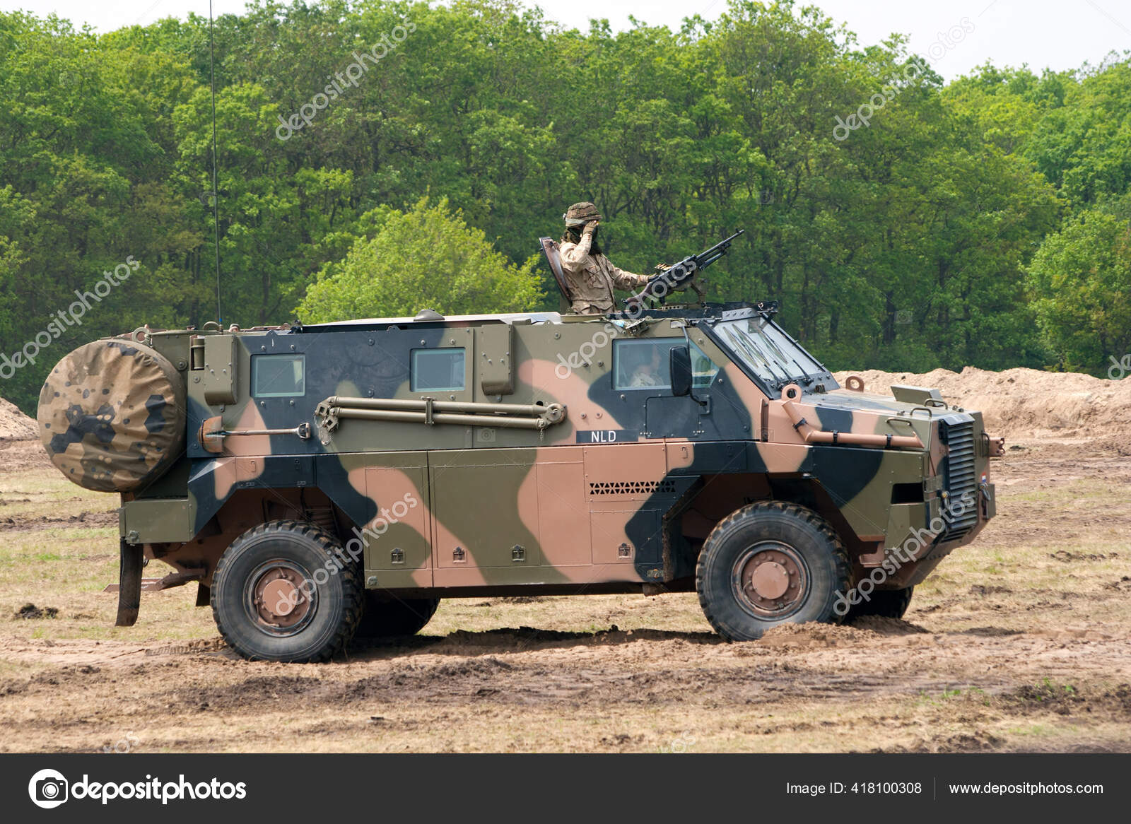 Qué es armored en Portugués? blindado