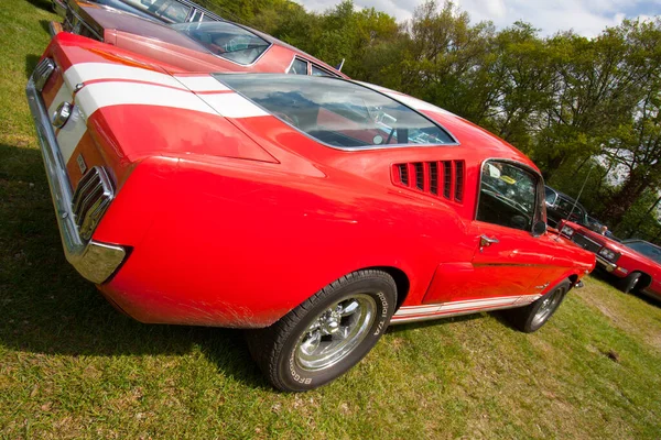 Rosmalen Niderlandy Maj 1965 Ford Mustang Skale Wokół Szafy Grającej — Zdjęcie stockowe