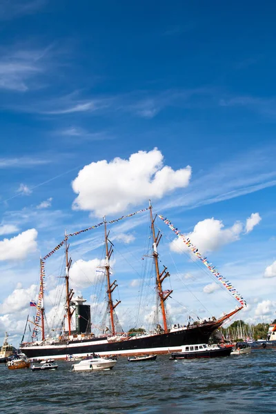 Amsterdam Niderlandy Sierpnia Rosyjski Sts Sedov Wysoki Statek Przybywa Portu — Zdjęcie stockowe
