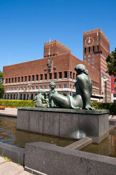 Estátua Frente Prefeitura Oslo Noruega — Fotografia de Stock