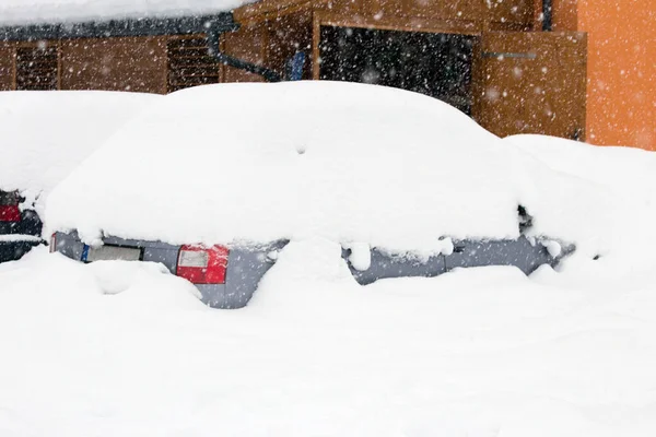 Verschneites Auto Bei Schneesturm — Stockfoto