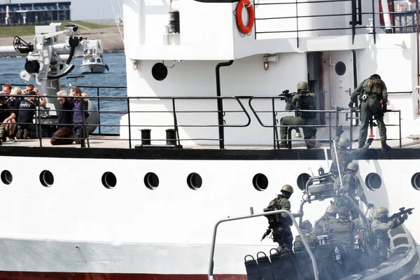 Den Helder Países Bajos Julio Marines Holandeses Entrando Barco Durante —  Fotos de Stock