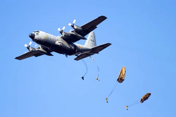 Ginkelse Heide Netherlands Sep 比利时空军C 130大力士于2012年9月22日在荷兰埃德附近的市场花园行动纪念馆 Operation Market Garden Memorial — 图库照片