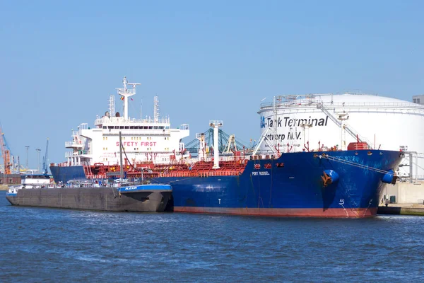 Antwerp Belgia Lipiec Tankowiec Port Russel Zacumował Pobliżu Silosu Naftowego — Zdjęcie stockowe